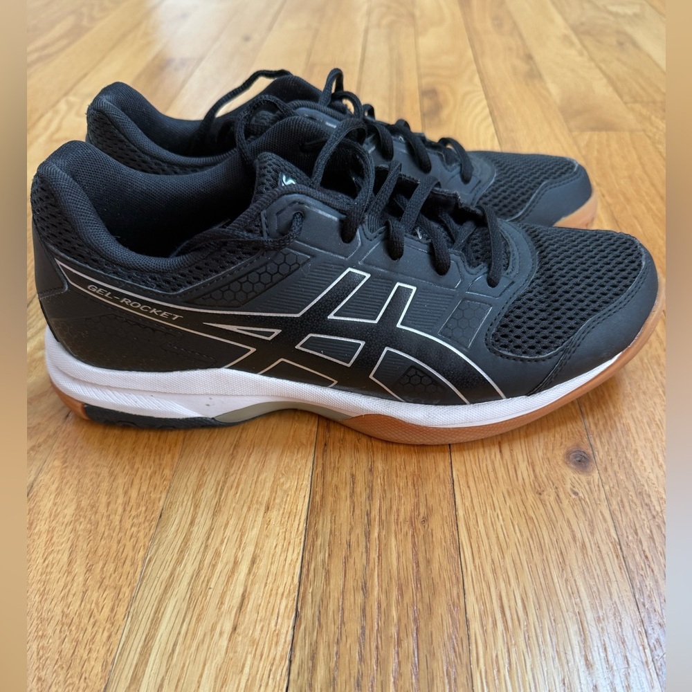 ASICS women’s sneakers size 8. Excellent condition.